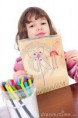/album/galeria-de-fotos-pagina-inicial/menina-pre-escolar-com-arte-15626227-jpg/